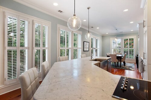 Wright Square Loft: Amazing Unit A in Downtown Savannah With Great Views!