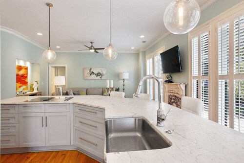Wright Square Loft: Amazing Unit A in Downtown Savannah With Great Views!