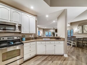 Kühlschrank, Mikrowelle, Ofen, Geschirrspüler