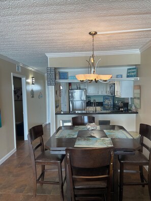 Dining - Beautiful  2 Bedroom Vacation Condo in Galveston - Great Gulf Views   (Galveston)