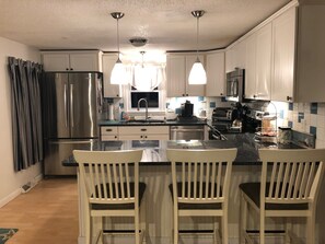 Fridge, microwave, oven, stovetop - Winter Availability - Short Term or Long Term! (Narragansett)