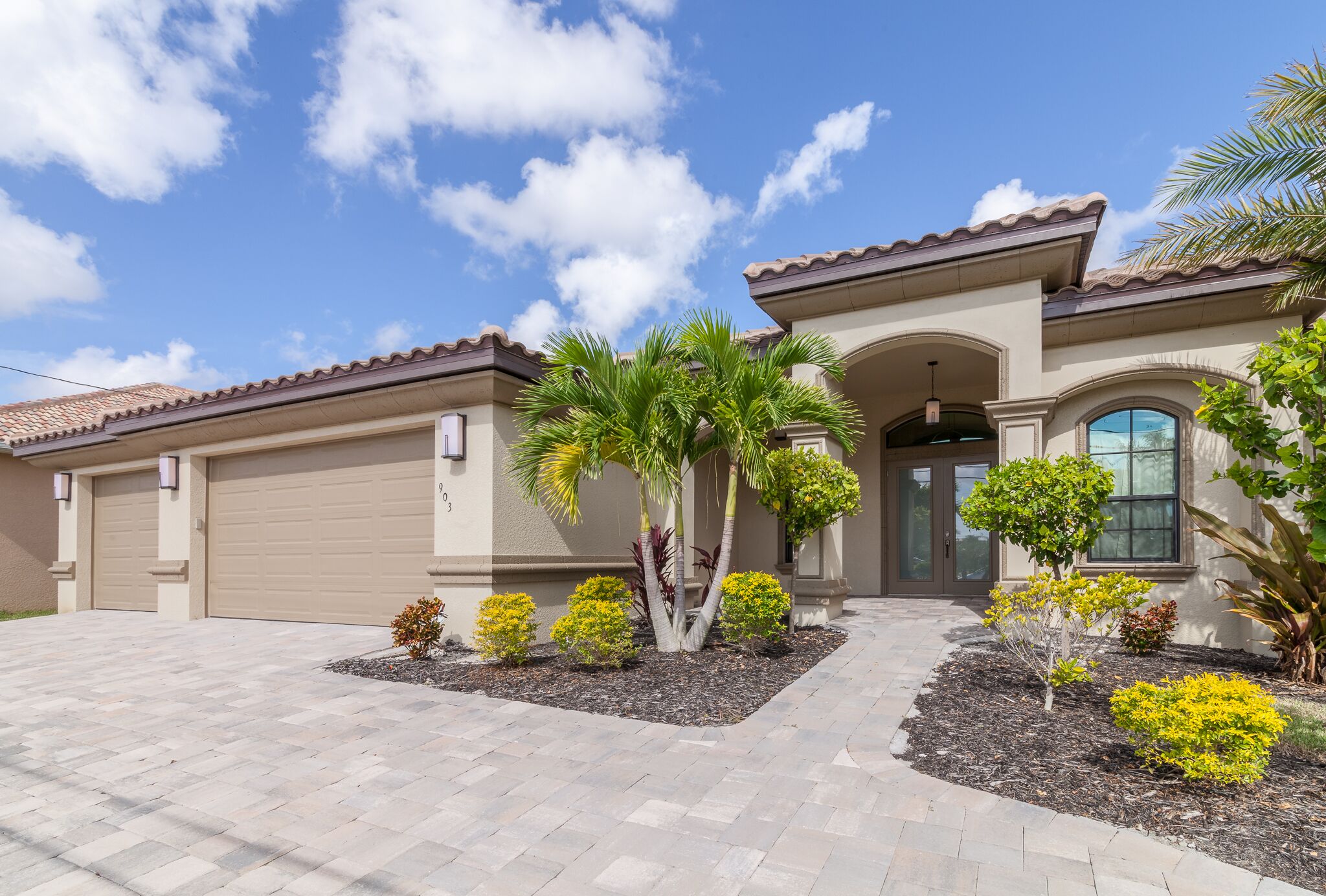  10/10 Villa Americana - Beach, Boating, Heated Pool and Spa - Yacht Club 