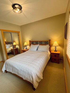 4 bedrooms, iron/ironing board, travel crib, free WiFi - Spectacular Mountain Views | Private Hot Tub | Fire Pit | Central A/C (Panorama)