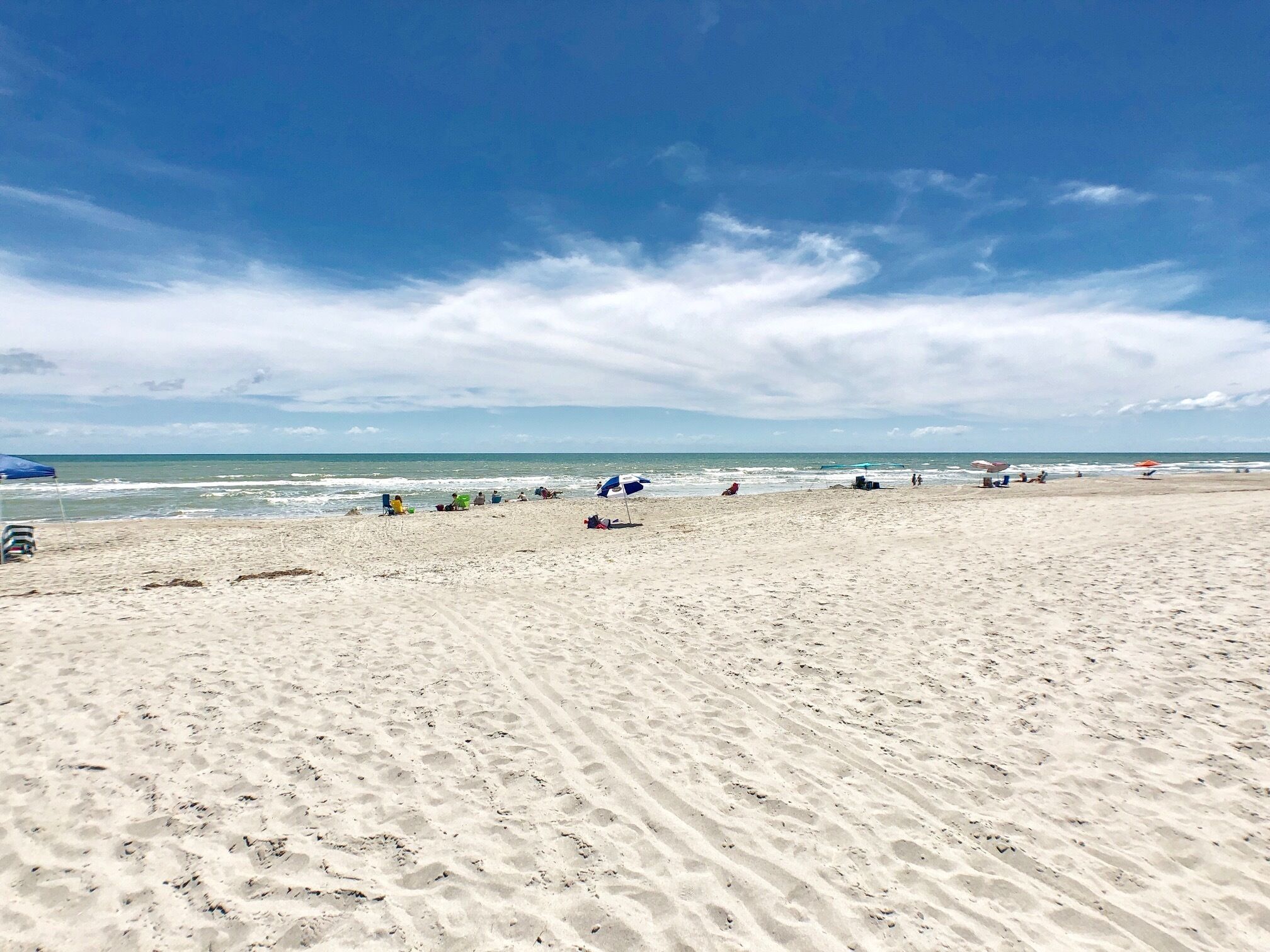 Plage, chaises longues, serviettes de plage