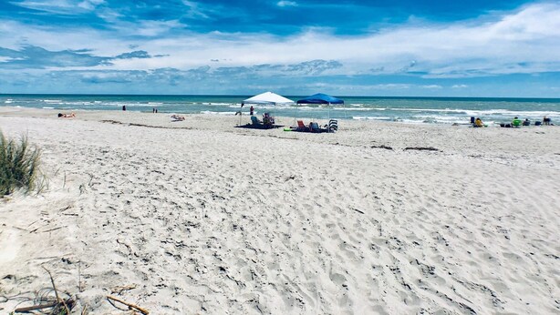 På stranden, solsenger og strandhåndklær