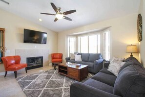 Smart TV, fireplace, books - BRAND NEW, PRISTINE HAVEN WITH SALT WATER POOLS (Palm Springs)