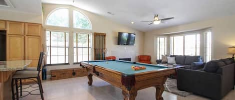 Smart-tv, eldstad och böcker