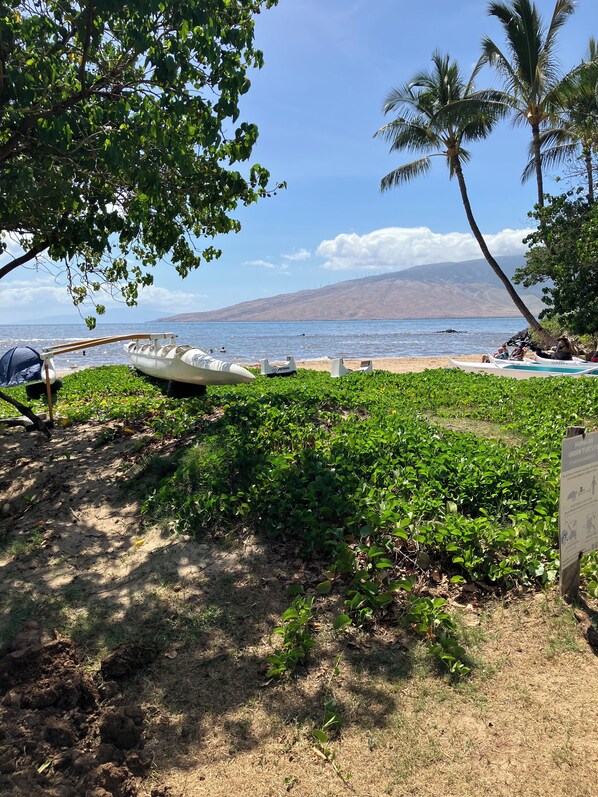 Rannalla, aurinkotuoleja, rantapyyhkeitä