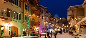 Prime Ski In / Ski Out Condo nel cuore del Sun Peaks Village