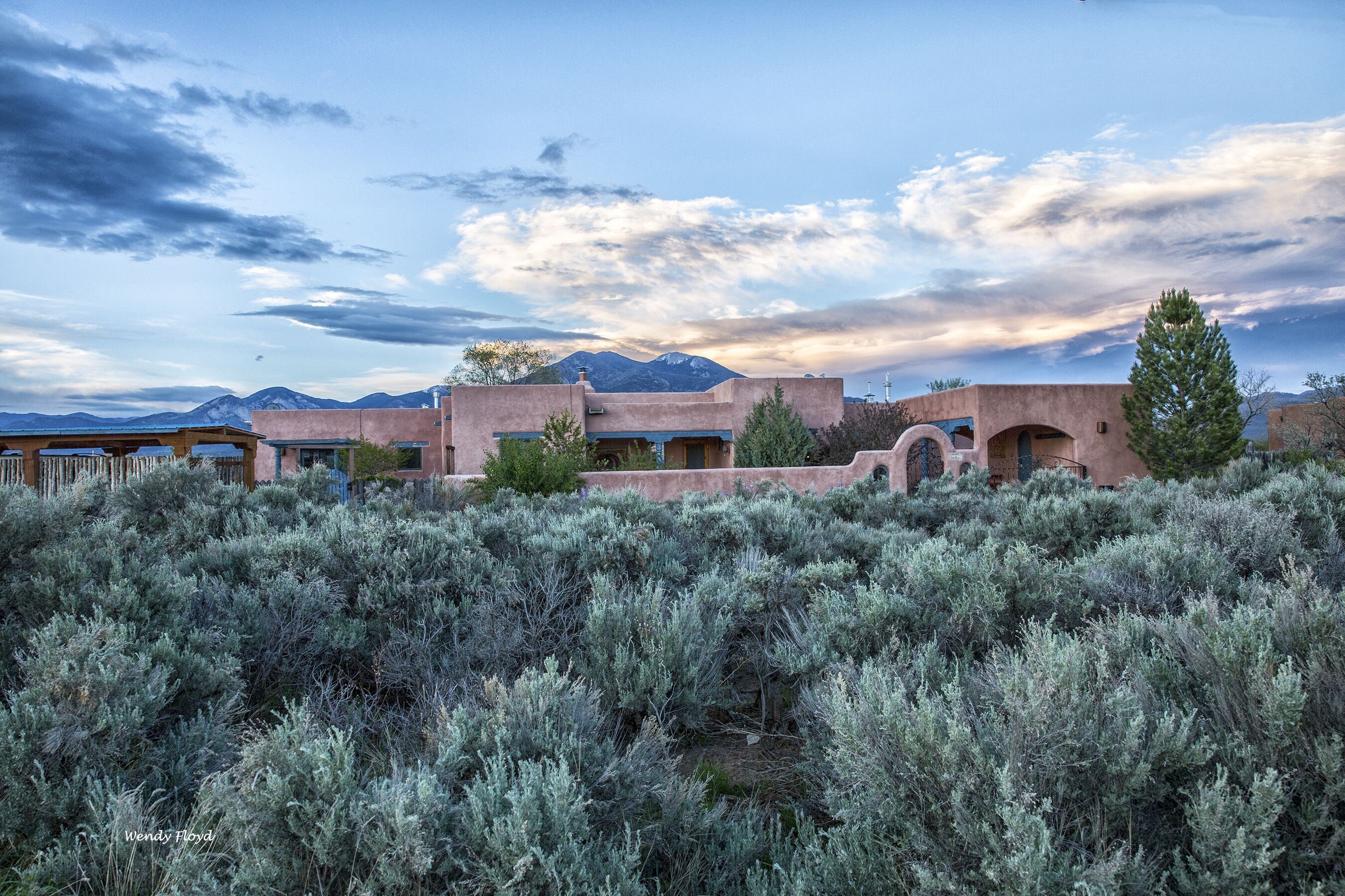 BUFFALO MOON-Artist's Home with a Stargazing Deck, Hot Tub, Views
