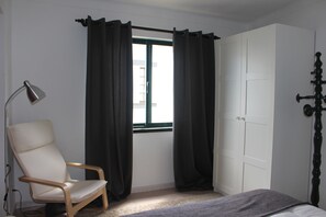 2 habitaciones, escritorio y tabla de planchar con plancha