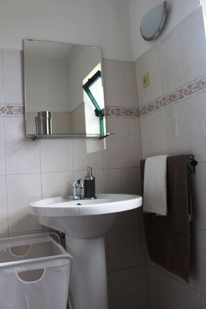 Dusche, kostenlose Toilettenartikel, Haartrockner, Bidet