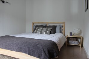 2 quartos, escrivaninha, ferros/tábuas de passar roupa, berço de viagem