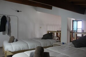 2 Schlafzimmer, Schreibtisch, Bügeleisen/Bügelbrett, Reisekinderbett