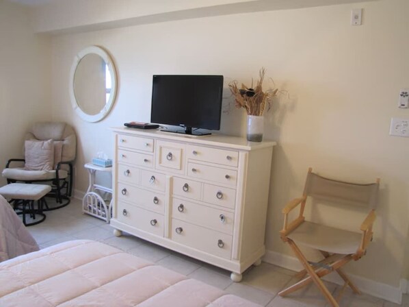 Iron/ironing board, free WiFi, bed sheets
