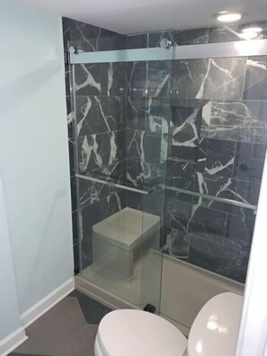 Combined shower/tub, jetted tub, towels