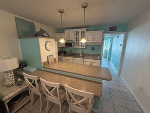 ثلاجة، ميكروويف، موقد طهي مسطح، غسالة أطباق