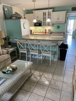 Kjøleskap, mikrobølgeovn, kokeplater og oppvaskmaskin