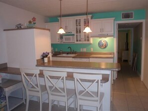 Kjøleskap, mikrobølgeovn, kokeplater og oppvaskmaskin