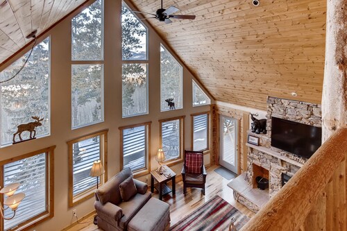 Incredible Views, Luxury Home w/Hot Tub, Fireplace, Pool Table - The Timbers at Glacier Ridge
