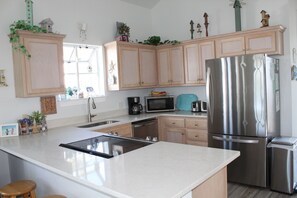 Fridge, microwave, oven, stovetop - 'The Great Escape'...Private Pool...Beach cottage...Steps to Beach! (Destin)