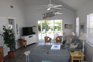 TV connectée, lecteur de DVD, livres, médiathèque