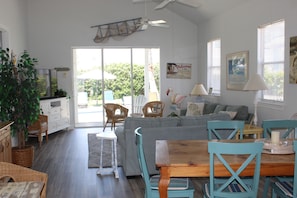 Smart TV, DVD player, books, music library - 'The Great Escape'...Private Pool...Beach cottage...Steps to Beach! (Destin)