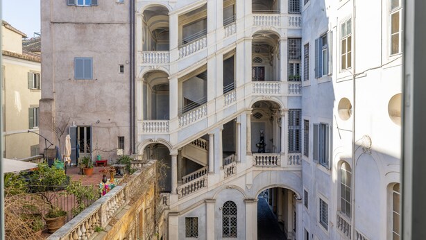 Un immeuble à plusieurs étages doté de balcons et d’une cour intérieure.