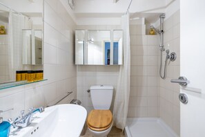Kombinert dusj/badekar, boblebad, hårføner og bidé