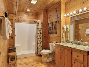 Combined shower/bathtub, jetted bath, hair dryer, towels - 3 Fireplaces-86" TV theatre room-Nintendo Switch-Pool Table-Wifi-Dog friendly (Sevierville)
