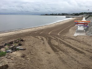 Beach nearby, sun loungers, beach towels