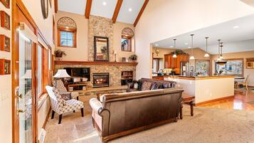 Smart TV, chimenea, reproductor de DVD y libros