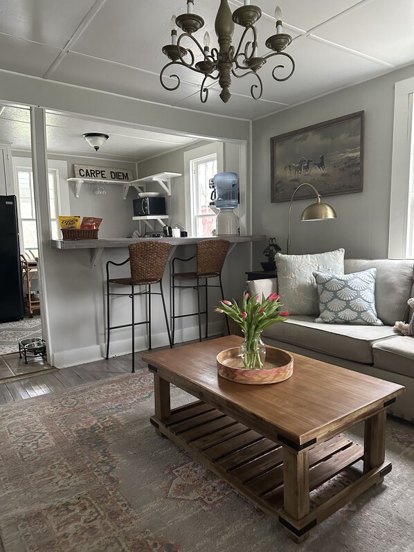 Smart TV, fireplace, DVD player - Peaceful Cottage Retreat Near Nashville! (Ashland City)