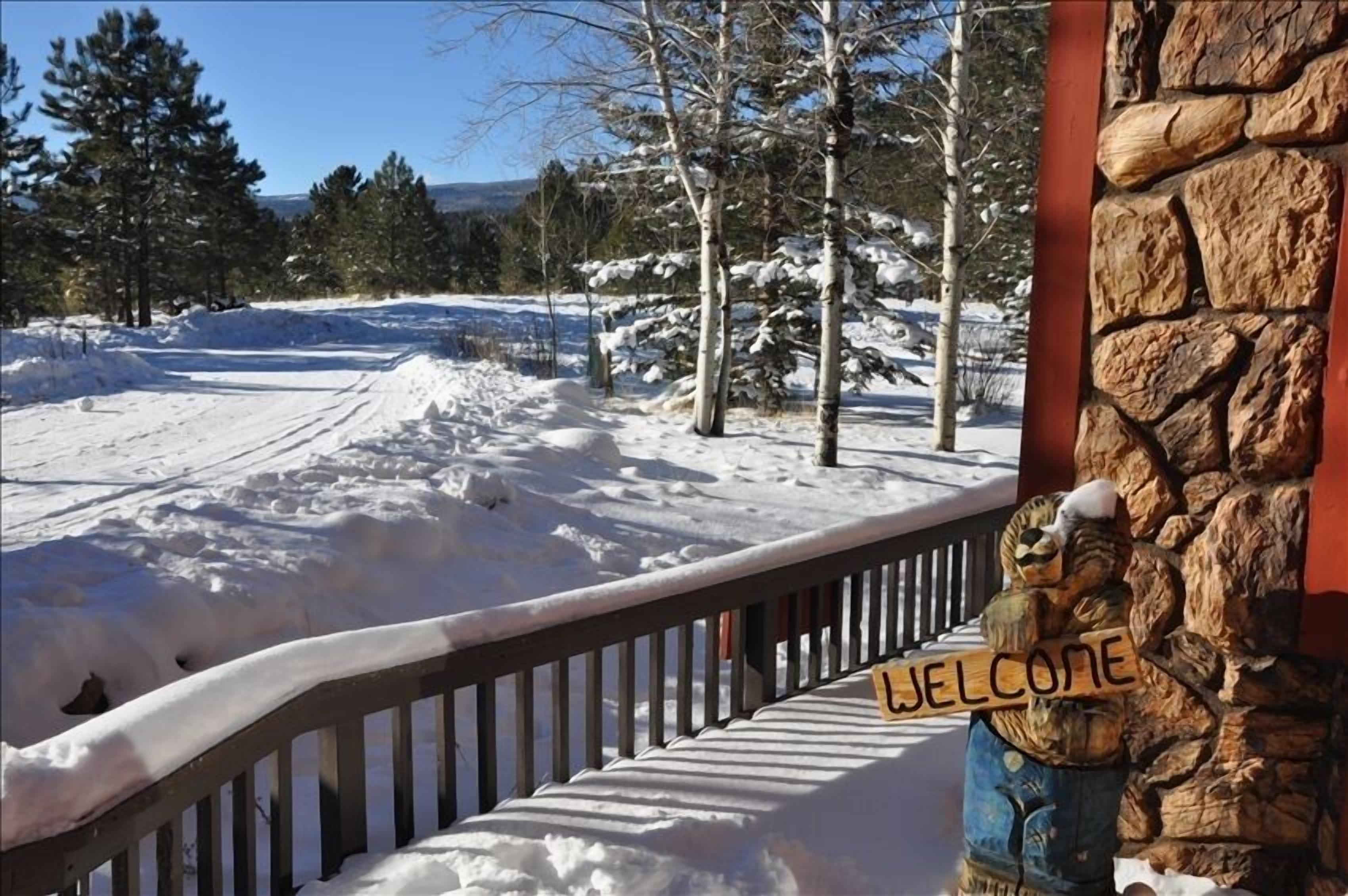 Hike, Golf, Fish and relax in a 4-bedroom mountain home on the Golf Course