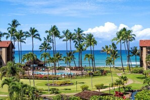 Alberca al aire libre y alberca climatizada