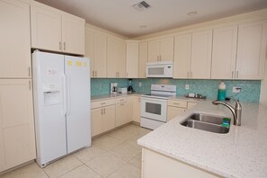 Fridge, microwave, stovetop, dishwasher