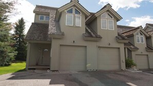 A two-story house with a garage, a front porch, and a small garden area. - 4 Br 3.5 baths Towne Home Driggs Idaho. Close to skiing, Jackson Hole, GTNP, YNP (Driggs)