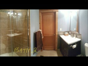 Douche, sèche-cheveux, serviettes fournies, papier toilette