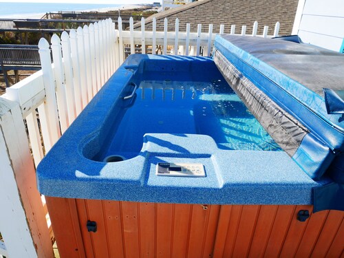 'Lulu Rose" - Oceanfront Home w/ Hot Tub, 2 Bedrooms / 2 Bathrooms