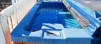 ¡Disfruta de la vida privada frente al mar en "LuLu Rose", una encantadora casa de campo con 2 dormitorios y 2 baños que ofrece un jacuzzi frente al mar!