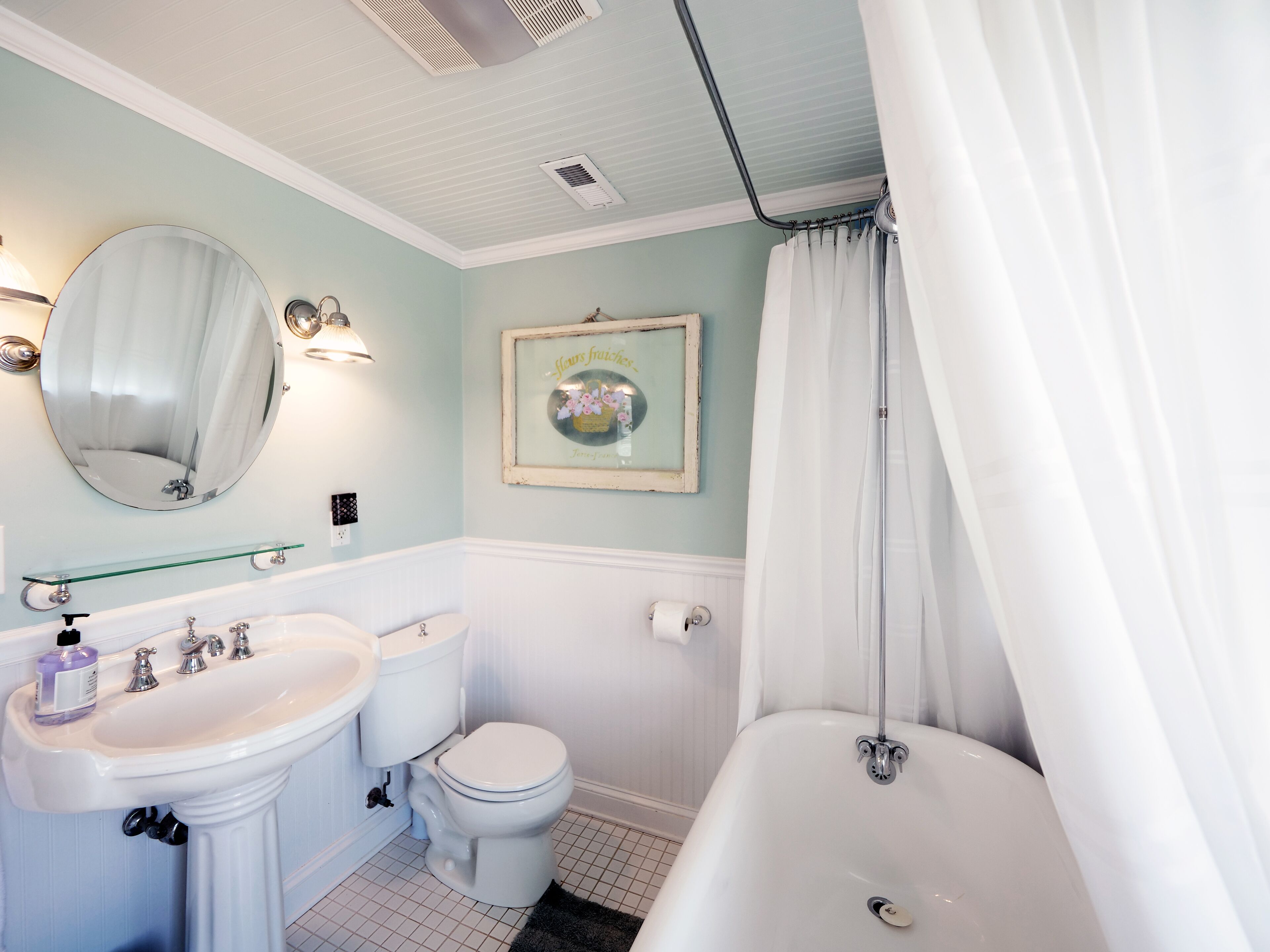 Une salle de bain avec un lavabo, des toilettes et une baignoire.