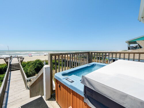 'Lulu Rose" - Oceanfront Home w/ Hot Tub, 2 Bedrooms / 2 Bathrooms