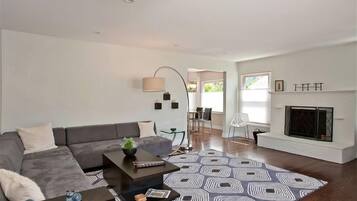 Smart-TV, Kamin, DVD-Player, Stereoanlage