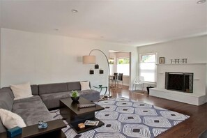 Smart TV, fireplace, DVD player, stereo - La Jolla Beach and Village - Contemporary and Bright (La Jolla)