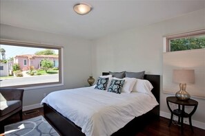 2 sovrum, värdeförvaringsskåp på rummet och skrivbord