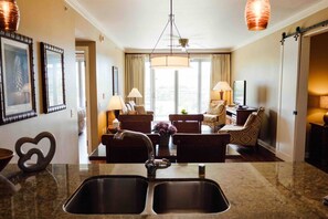 Une chambre d’hôtel équipée d’un coin cuisine, d’une table à manger, d’un canapé et d’une chaise.