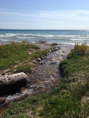 En la playa, camastros y toallas de playa 
