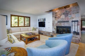 Smart TV, fireplace, DVD player, ping pong