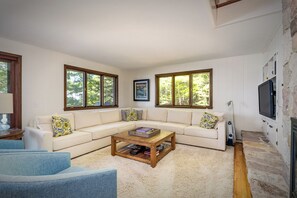 Smart TV, fireplace, DVD player, ping pong