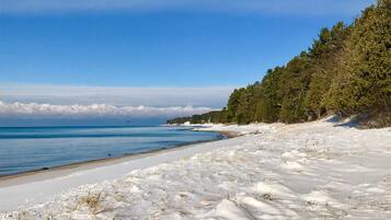 Plage, chaises longues, serviettes de plage